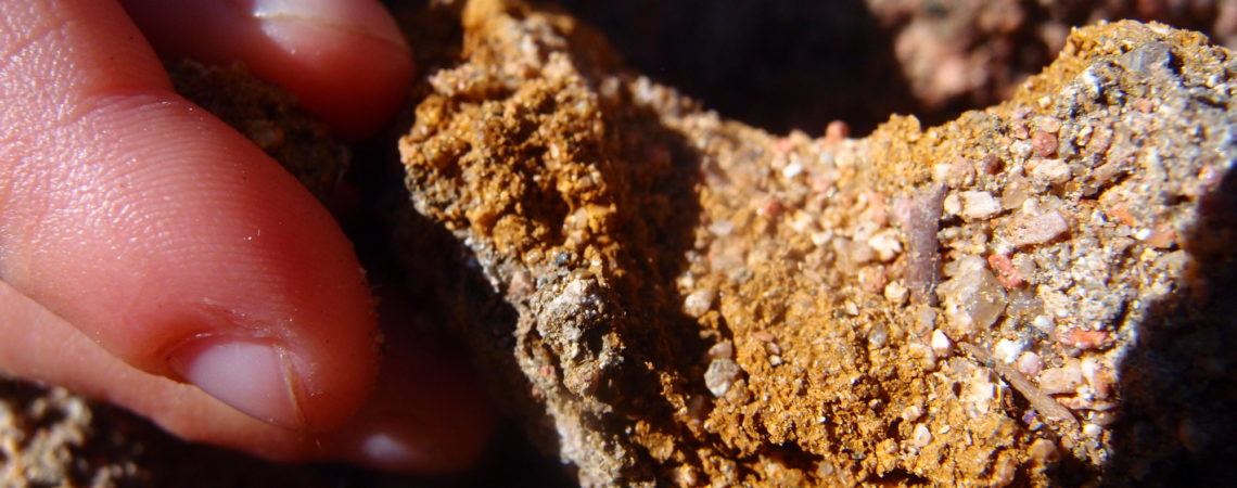 Arène granitique contenant l'argile primaire