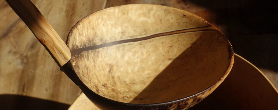 Louche en noix de coco avec un manche en bois de prunellier