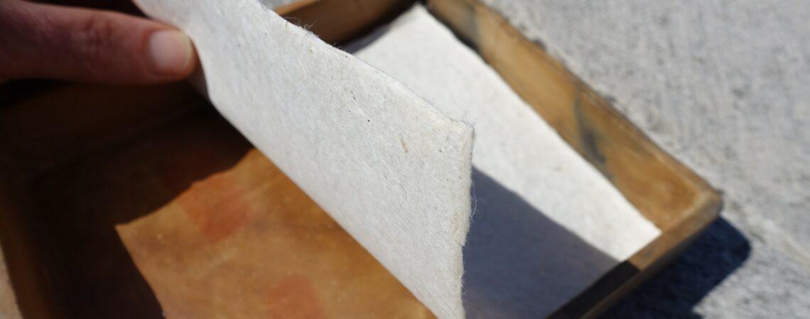 Feuille de papier retirée du moule en terre cuite